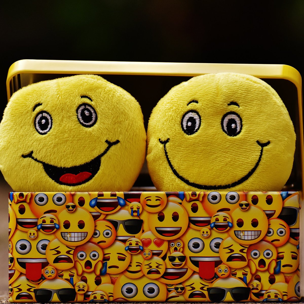 CapuxaStudio's tweet image. Si hoy es el #DiaMundialDelEmoji, a quien felicitamos? #WorldEmojiDay