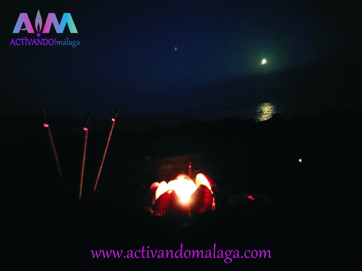 ACTIVANDOmalaga's tweet photo. ¿Qué mejor sitio que la playa para disfrutar del Día del Carmen, de un eclipse lunar parcial, y más habiendo luna llena...? 🌔🌊✨
#MomentosMágicos #NaturalezaPura #LuzDeLuna #Eclipse #Luna #Playa #MarMediterráneo #ACTIVANDOmálaga https://t.co/pLwpgNhXcz