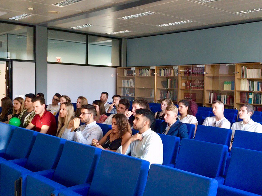 ✈️ Hoy han llegado los 25 estudiantes Europeos que se hospedarán esta semana en la <a href="/UniversidadMH/">UMH</a> para conocer nuestra cultura.

El Vicerrector de Relaciones Internacionales, Vicente Micol, y <a href="/AEGEEAlicante/">AEGEE-Alicante</a>, organizadora del evento, inauguran la #SummerUniversity 🙌