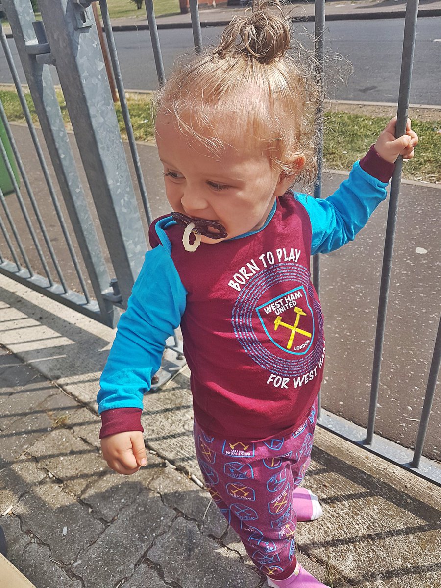 kaymon20101's tweet image. Even tho westham didnt get todays win it wont stop this lil lady wanting to show her support for her team today (Even her dummy is westham) #littlehammer #hammers #coyi #westhamunited