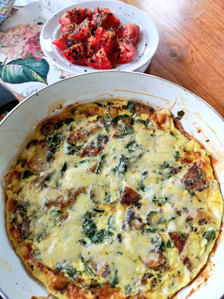 sealbhoirbeag's tweet photo. I love this time of the year in #Decsplot when I can get everything for lunch within a hundred yards of the kitchen
#smallholder
#noairmiles
@giyireland
@IrishSeedSavers https://t.co/AreWfUIfB0