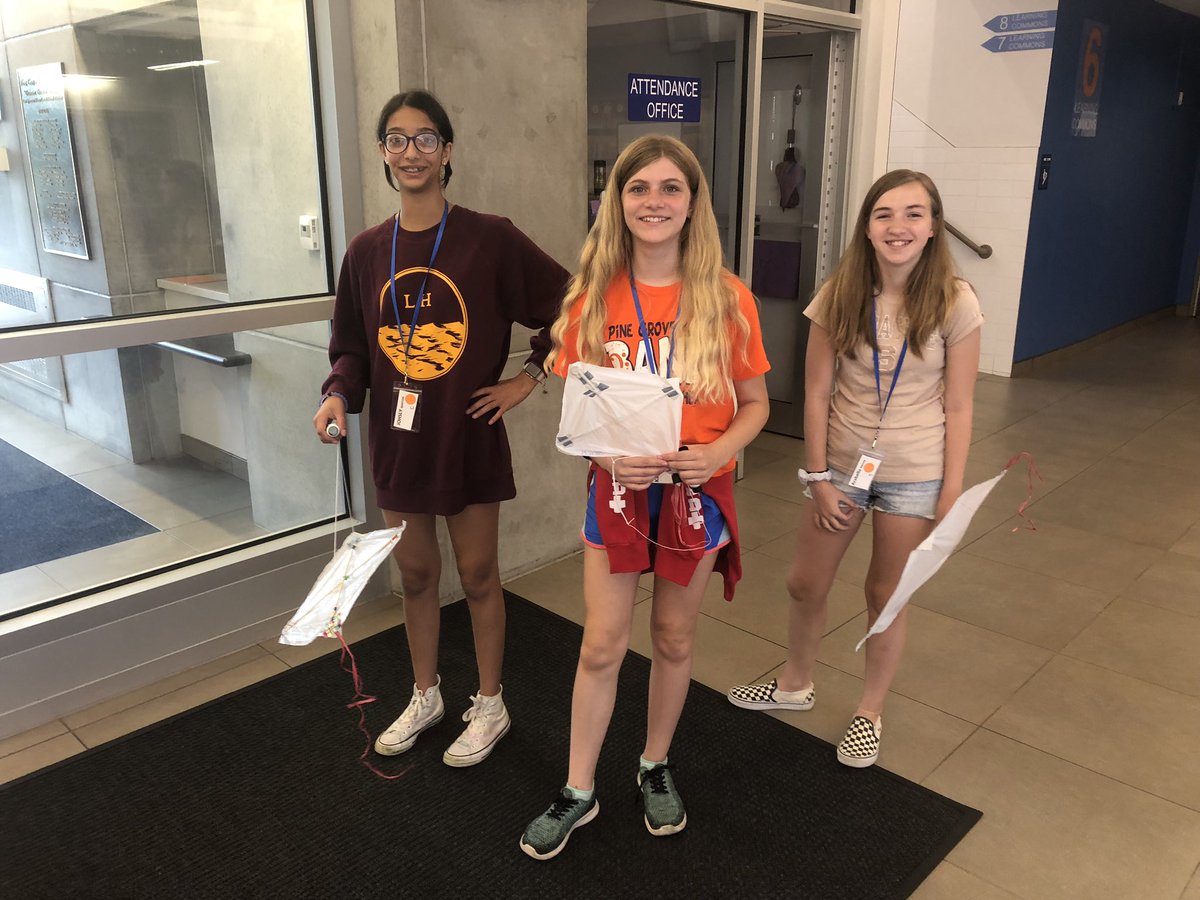 AWilsonESM's tweet image. Student kite planning, design &amp;amp; construction is complete. Now they are ready to fly them! #esmPGspartancamp #transdisciplinarylearning #esmPGproud #PBL @npetranchuk @MaryMancini15 @KEJaquin