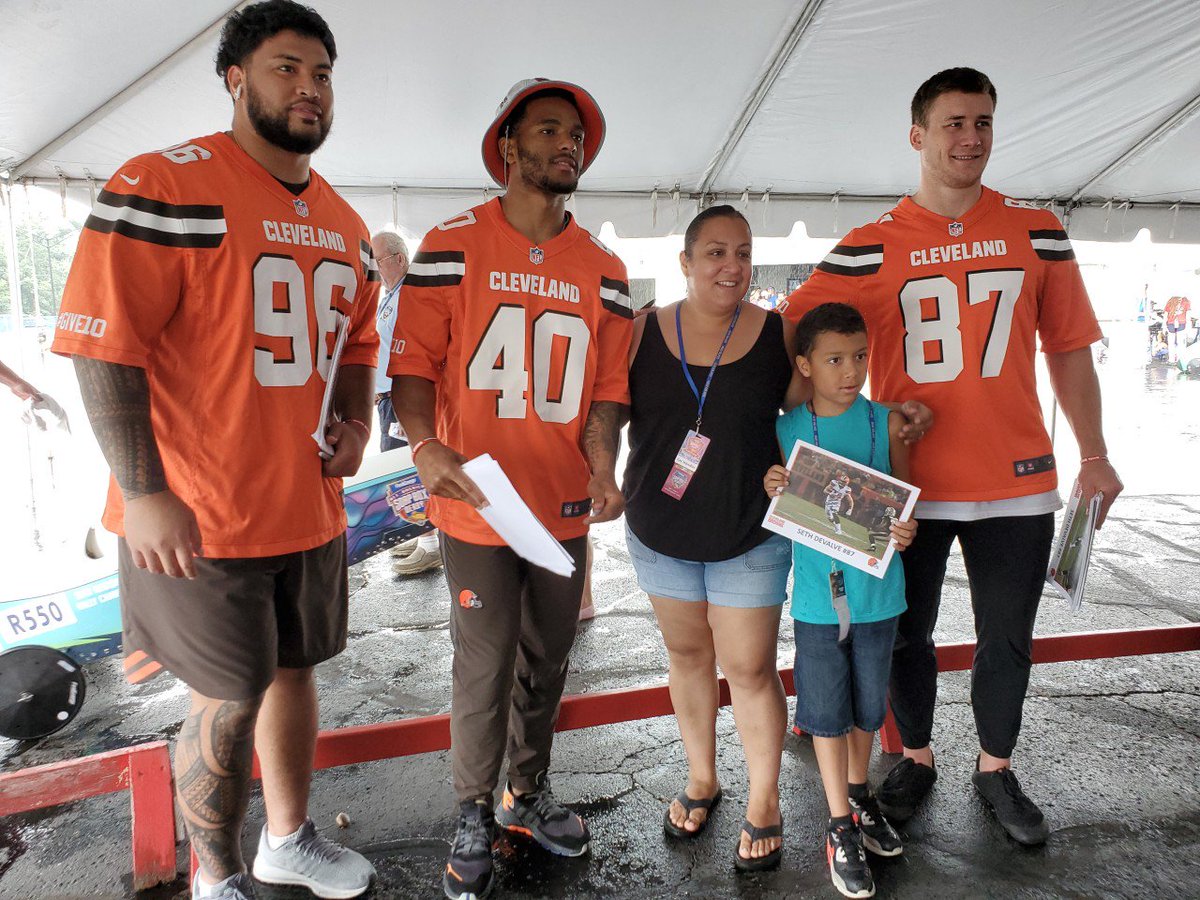 soapboxderbyhq's tweet photo. A HUGE thank you to the Cleveland Browns players, @Humbleebeast_ (Tigie Sankoh), @SethDevalve and @tanielu_ekuale for coming out to sign autographs and take photos with our champs!
#Momentum #SoapBoxDerby #ClevelandBrowns #DerbyDowns #DawgPound @Browns https://t.co/0BTIeLkSfl