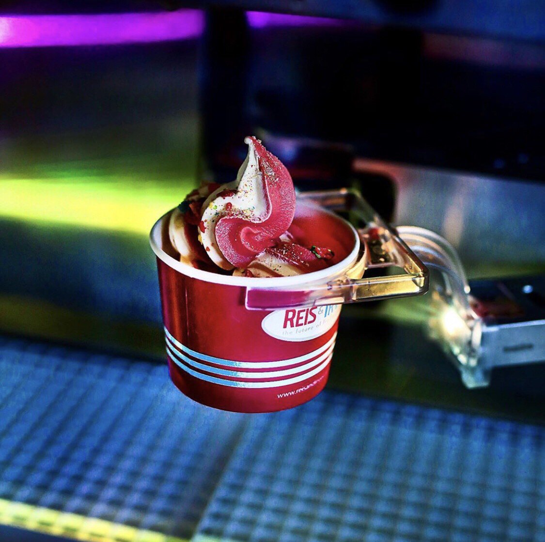 Feast your eyes on #TheFutureOfFrozenYogurt! Stop by one our #FroyoRobots today and try one for yourself! 

#reisandirvys #froyo #robot #food #foodtechnology #tech #dailyfoodfeed #softserve #eater #healthyeats #franchise #satisfeed