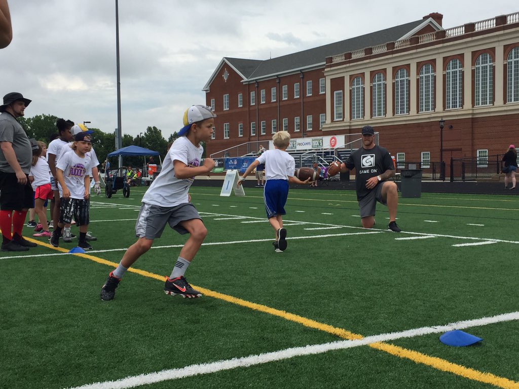 United_HL's tweet photo. Over the last few days, 50 UHL military kids have been at the @KyleRudolph82 football camp in Plymouth, MN! 5 military families were recognized during the camp and thanked for their service🇺🇸 I think I see some future Vikings out there!! https://t.co/5vhljXg0nN
