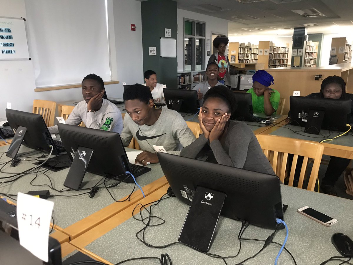MYTURN1984's tweet photo. Our @mansd_nh CHS students spent the morning researching careers & learning about labor market information π»π§°π§¬ππ #YearRoundLearning #CareerReady #PostSecondaryPlanning #SYEP #WeLoveData https://t.co/ySy2YsZGnz