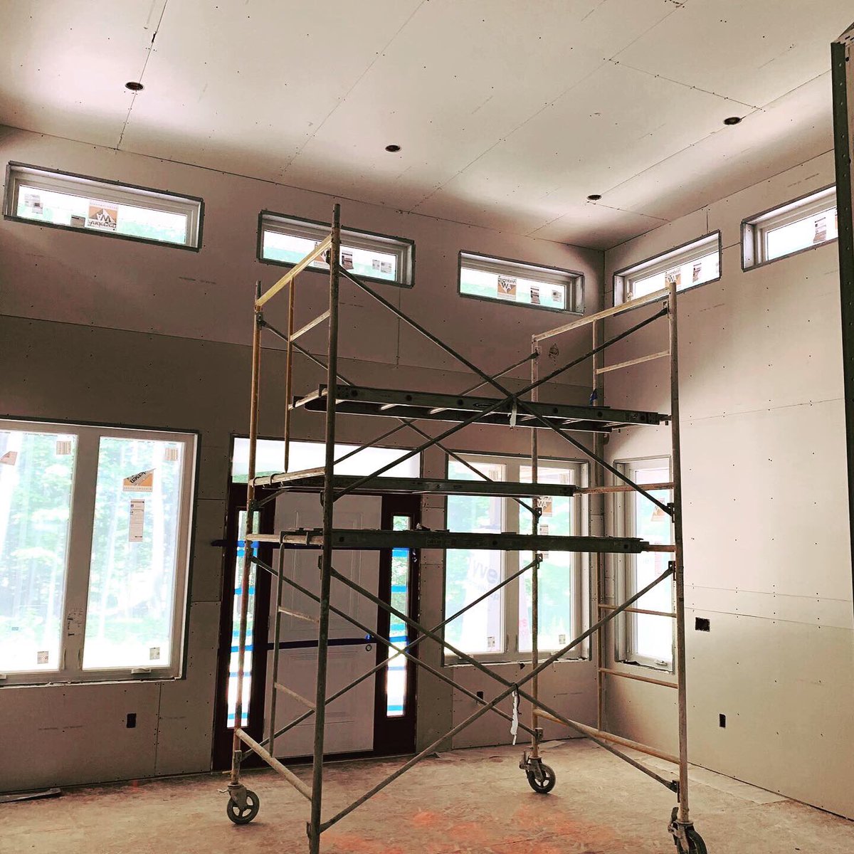 JohnMichaelHom1's tweet photo. Great day in Ixonia! Drywall, attic insulation, masonry &amp; siding all going in ahead of schedule and more importantly, on budget.

#johnmichaelhomes #dreamdesignbuild #homebuilder #customhomes #customhomebuilder #newconstruction #design #generalcontractor #builder #contractor https://t.co/1tyytFqbXW