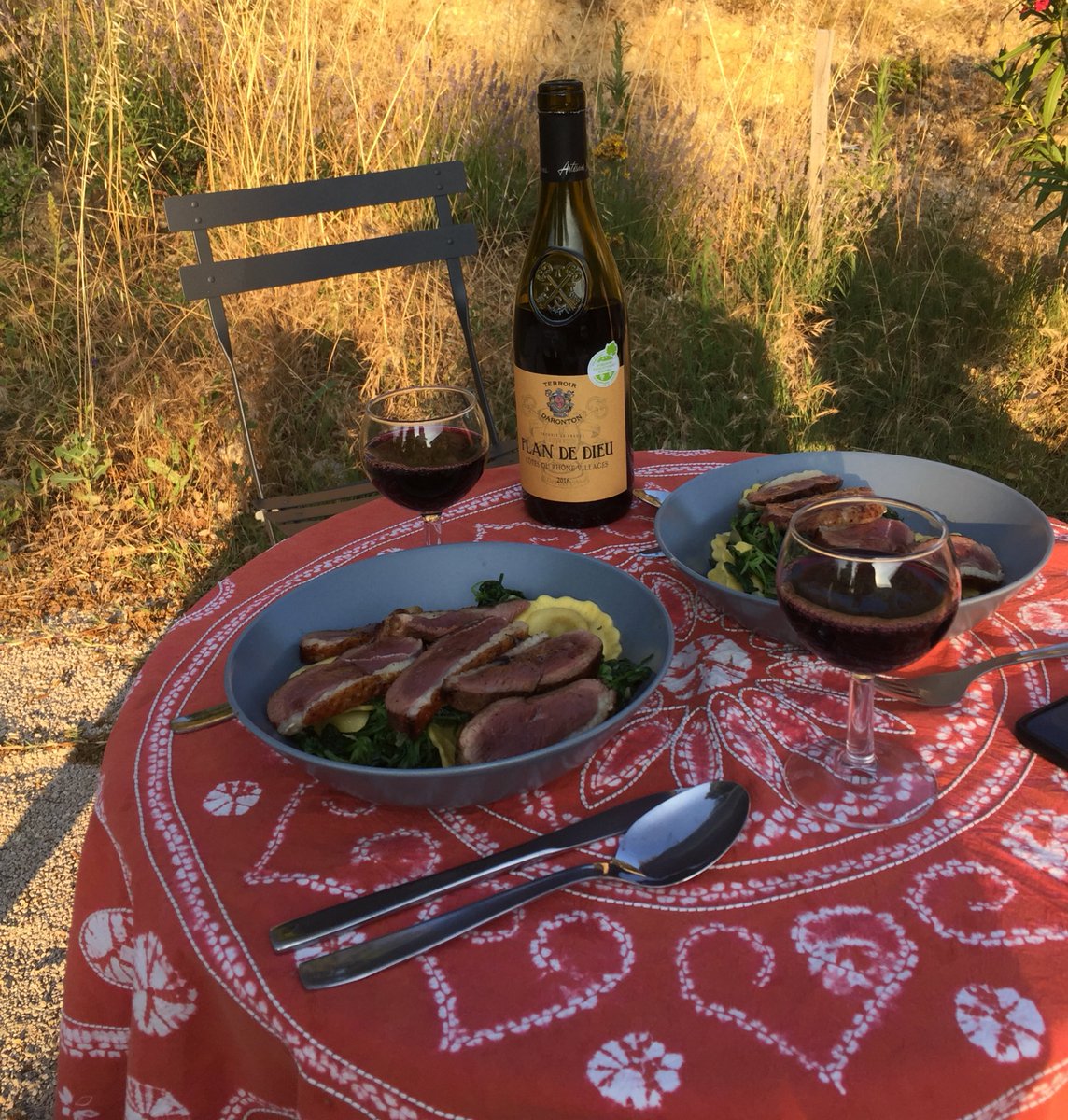 SoleilDuBonheur's tweet photo. Net meer dan @heerlijk gegeten. @mhaest heeft zichzelf overtroffen. Kan zo op de kaart! Alles is op, inclusief restjes 😎
#eendeborst
#ravioli
#gebakkenveldsla met ui en knoflook
#lekkergenieten https://t.co/z2uxapf5ap