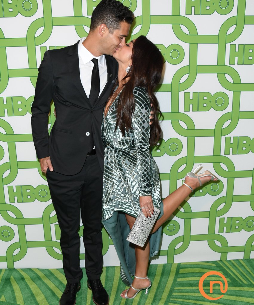 NewscomImages's tweet photo. #SarahHyland &amp; #AdamWells are engaged! 

admphotostwo555548
Birdie Thompson/AdMedia/Newscom

 #newscomimages #newscom #admedia #entertainmentnews #entertainment #sarahhyland #adamwells #modernfamily #bachelorette #engaged #congratulations #weddingbells #news https://t.co/CbCrAH21vh
