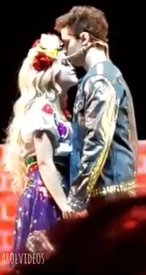 justforugge's tweet photo. Hellowwww empecemos
🔥DINAMICA PARA JUNTAR VOTOS🔥
Si extrañas los shows de SL estás obligado a dar rt y responder 5 veces este tweet denle
#RuggeroPasquarelliTrendy #KarolSevilla #SoyLuna #KCAMexico https://t.co/TatfkvL9U7