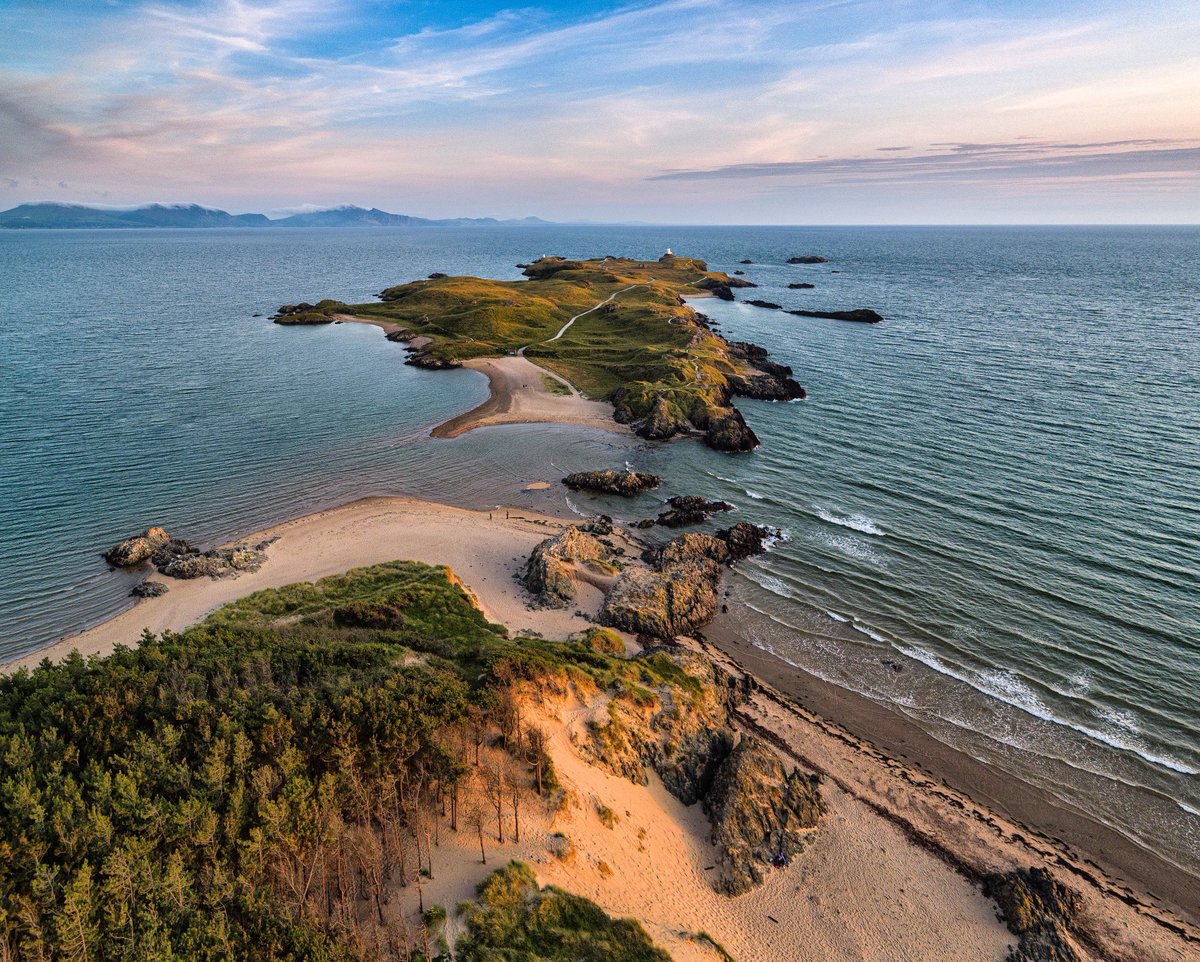 offthegroundtv's tweet photo. High tide and evening light at #Llanddwyn 

#ynysmon #anglesey #visitanglesey https://t.co/QAeIpgu42n