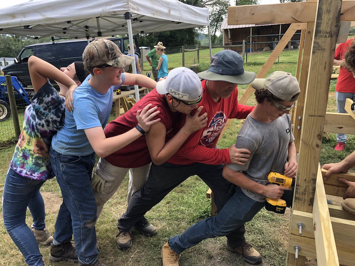 ColumbiaChurch's tweet photo. It’s all about teamwork for the students on the Southwest Virginia Mission trip! #studentsserve https://t.co/NDo9ROTkUl