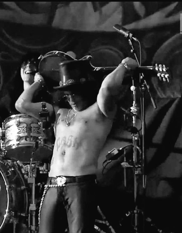 Happy Wednesday hope everyone is having a great day ✌🎩🎸