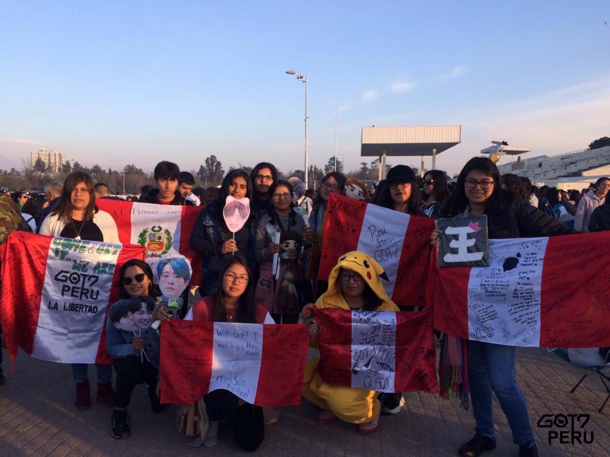 LiveNationKpop's tweet photo. (1/2)
💚CHILE IGOT7💚

📌These dedicated fans made the trip from Peru to see @GOT7Official!

📌Bee saw GOT7 for the 1st time, &amp; was so inspired that she got a tattoo after the show!

📌These ladies came prepared with balloons to show their love!

#GOT7inChile #LiveNation #Bizarro https://t.co/awVTsOcqEq