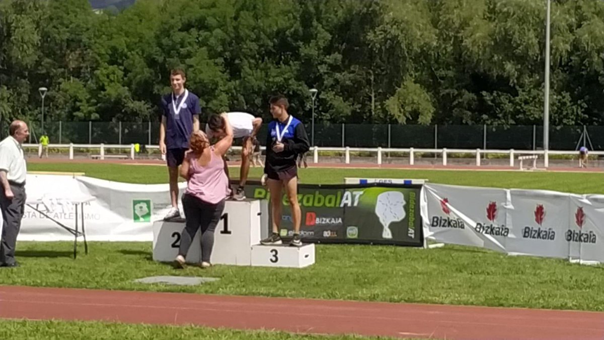 La constancia y el esfuerzo han sido compañeras esta temporada de nuestro junior Adrián Pajares. Este fin de semana en Campeonato de Euskadi absoluto Cto Euskadi 4° en 1500 y 3º en 800. Egurre titán! #valores #deporte #formacion