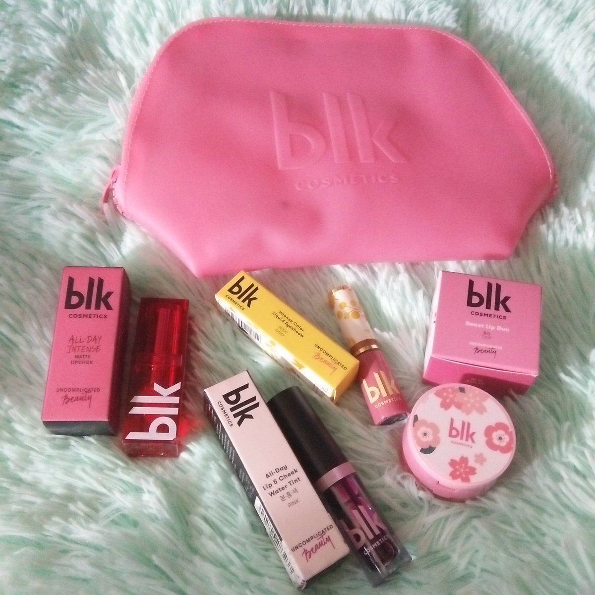 mLaMqUiN1610's tweet photo. Got my prized from Lazada Live hiveaways last June 10, 2019. ππ Thank you @blkcosmeticsph for these. π #happykiddo #blklover @annecurtissmith https://t.co/ebwm4HH8Vp