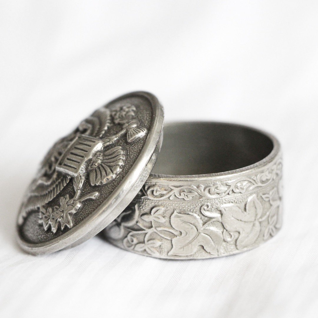 AnnHandDesigns's tweet photo. What would you keep in this tiny box?

https://t.co/lE9w2LHC0q https://t.co/9ddBHV5P1n
