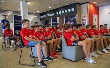 ¡Esta fue la primera sorpresa para los niños de nuestro #CampusHyundai! ⚽ Después del entrenamiento, visitamos uno de los mejores campos del mundo: ¡así llegaron al Wanda <a href="/Metropolitano/">Riyadh Air Metropolitano</a>! 🙌