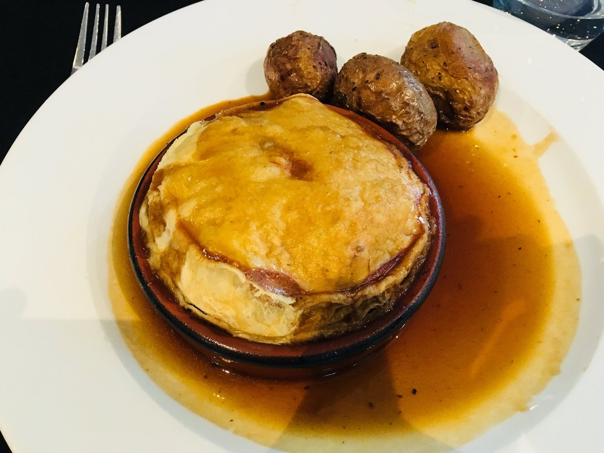 lilythepooh1011's tweet photo. It’s been a month since the start of @RSC_2019. It’s been amazing to meet so many friends in RSC! A thousand thanks to the committee for this fantastic conference! #ThrowbackThursday 
P. S. They get some really gorgeous pies around the southwest corner😋 https://t.co/tofcEgEaGb