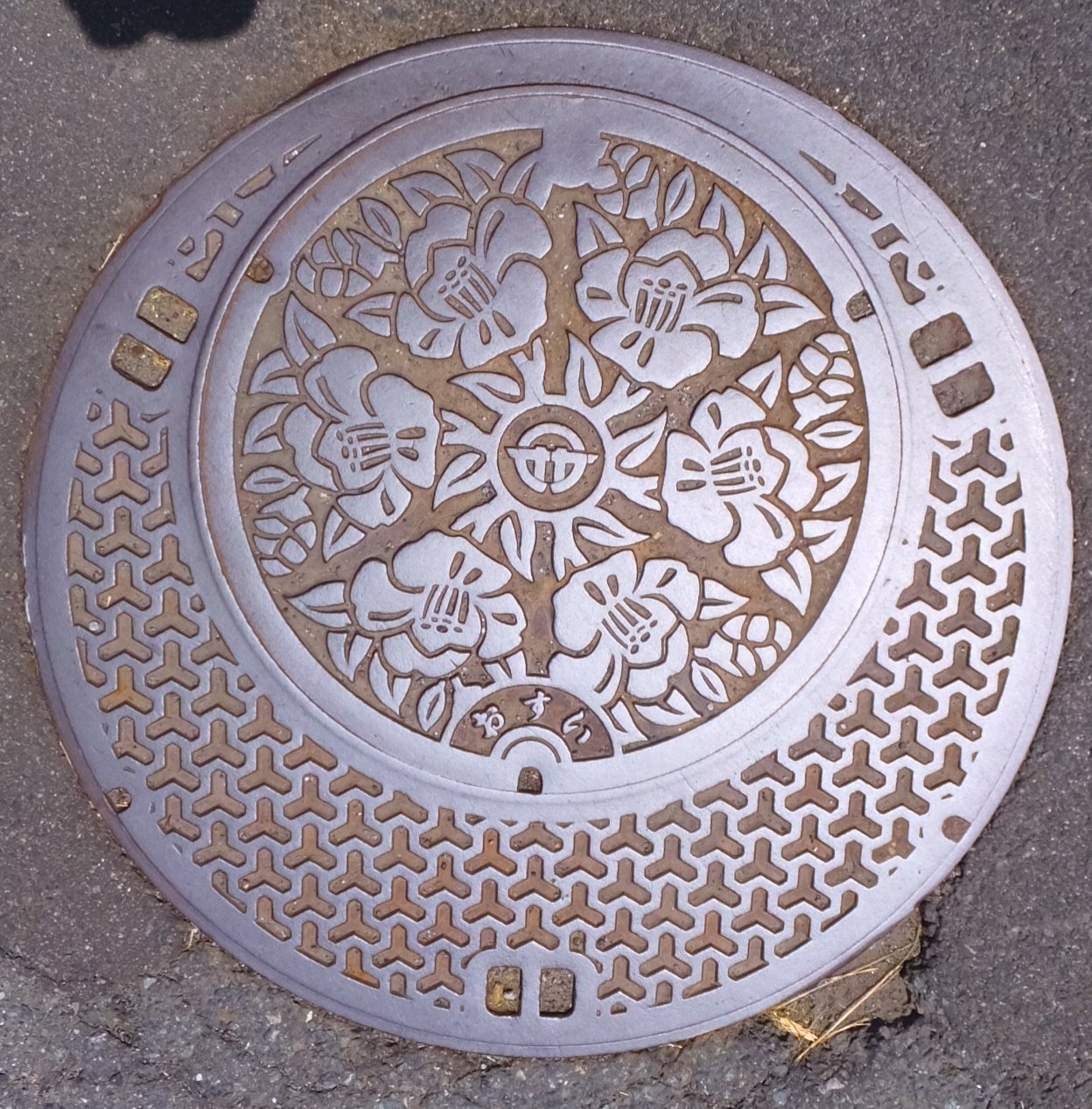 秋田県のマンホールの蓋 Twitter પર 秋田県 男鹿市で見つけたマンホール 男鹿市の市章を中心に 市の花 ツバキ がデザインされた マンホールの蓋です 秋田県 男鹿市 親子マンホール マンホール T Co Ipduz38qf5