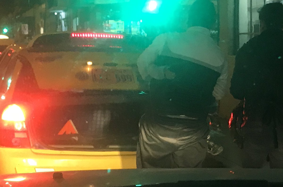 JuanDiego_B's tweet photo. Algo extraño pasó en el centro histórico de Cuenca, cuando estaba conduciendo observé un taxi con placas de Loja que parqueo y luego de la cajuela del auto bajaron a un niño de unos 6 años aproximadamente completamente dormido, esto llama la atención @PoliciaEcuador https://t.co/3CNXICtpUH
