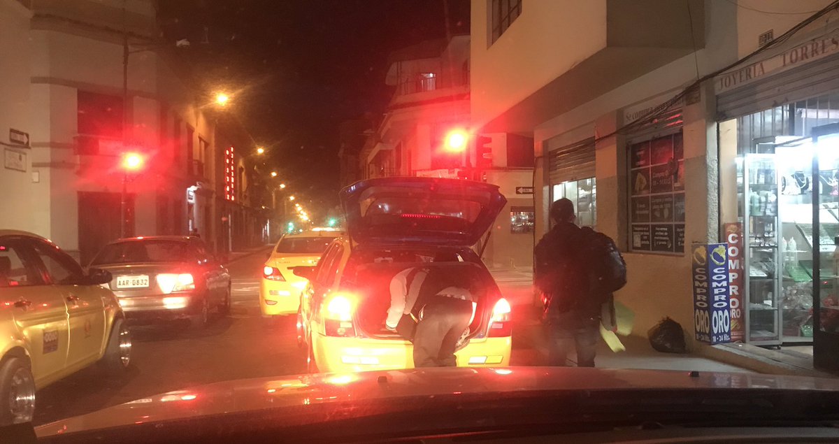 JuanDiego_B's tweet photo. Algo extraño pasó en el centro histórico de Cuenca, cuando estaba conduciendo observé un taxi con placas de Loja que parqueo y luego de la cajuela del auto bajaron a un niño de unos 6 años aproximadamente completamente dormido, esto llama la atención @PoliciaEcuador https://t.co/3CNXICtpUH