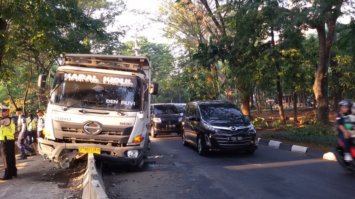 FaySonora's tweet photo. Pkl 07.19 Kecelakaan Kendaraan Dump Truck menabrak pembatas Jalur Bus Way di Jl Alteri Simprug dari Kebayoran lama ke arah Permata hijau, sedang proses evakuasi https://t.co/Lr7TtNgHN0