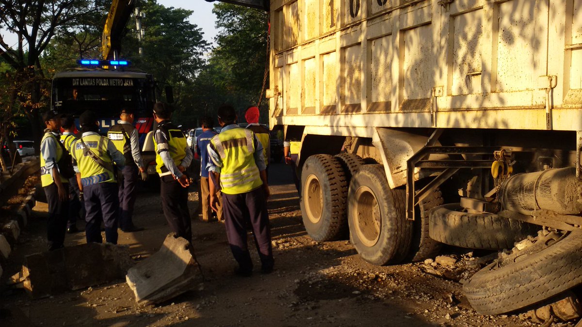 FaySonora's tweet photo. Pkl 07.20 Kecelakaan Kendaraan Dump Truk menabrak pembatas jalur Bus Way di Jl Altri Simprug, sedang proses evakuasi petugas.@SonoraFM92 @TMCPoldaMetro https://t.co/Vj9gierFaT