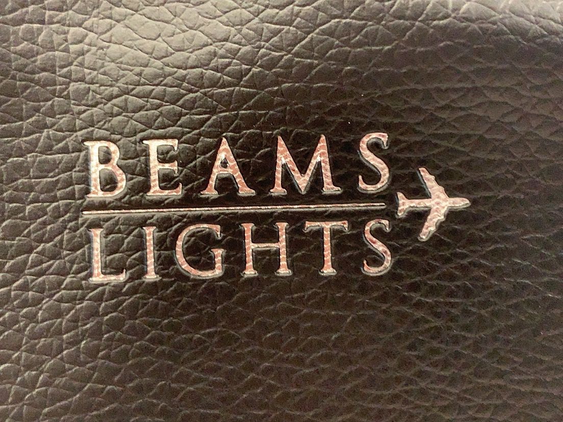 宝島社の『MonoMax 8月号』の付録が最高すぎるんですよ…!!
まさかの『BEAMS LIGHTS』とコラボしたボストンバッグが付いてくるんです!
色も黒でシックに統一。たくさんモノも入ります。宝島社さん、すげぇ。…