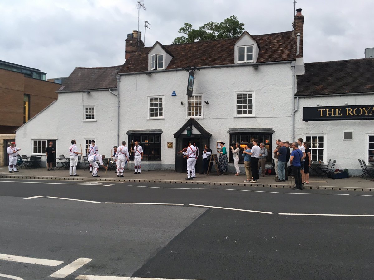 emmaclogs's tweet image. Waiting for the bus entertainment #Oxford