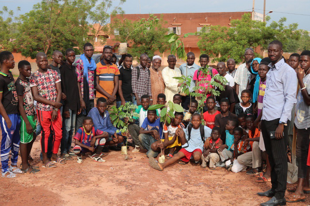 snfMali's tweet photo. Nous avons planté aujourd'hui avec les enfants, les jeunes, le Maire de Sangarebougou des arbres. L'opération ma rue verte continue,
#Jeplantemonarbre. 
Bravo aux nouveaux ambassadeurs d'Action pour le Climat. 
"Qui plante un arabre n'a pas vécu inutilement "🍀💪🏿
#SaveFleuveNiger https://t.co/LInBhv0hnX