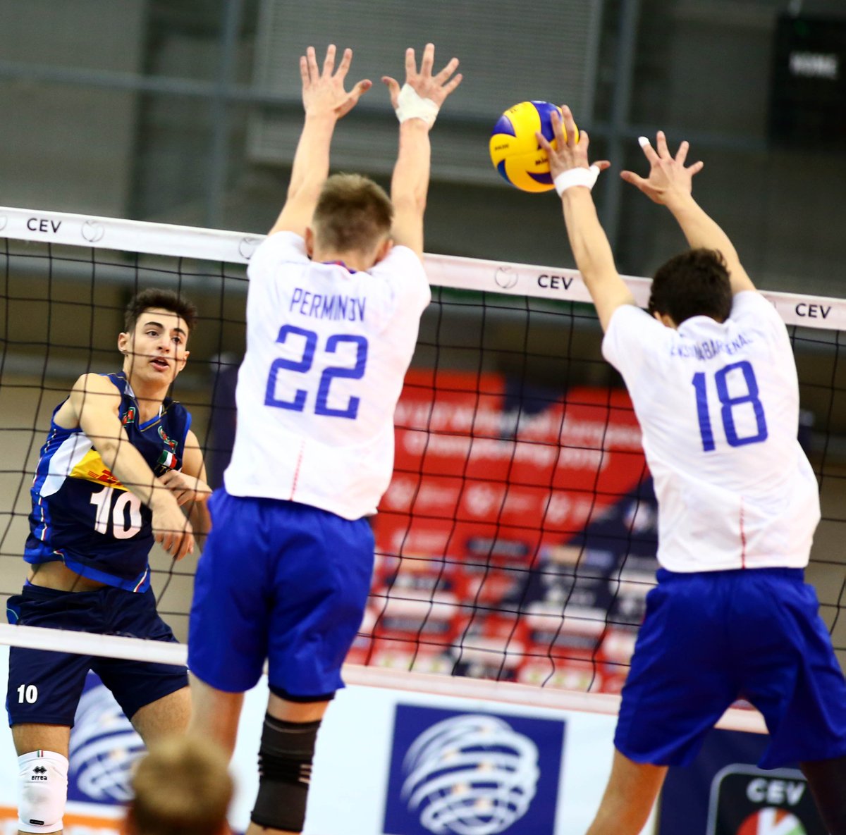 trentinovolley's tweet photo. Europeo U17 a #Sofia, l'#Italia dei gialloblù #DellOsso (9 punti), #Parolari (7) e #Polacco (3) sconfitta 1-3 dalla #Russia nella quarta partita del suo torneo. Giovedì alle 17.30 sfida alla #Grecia
#TRENTINONELCUORE https://t.co/7OdLoTDDtf