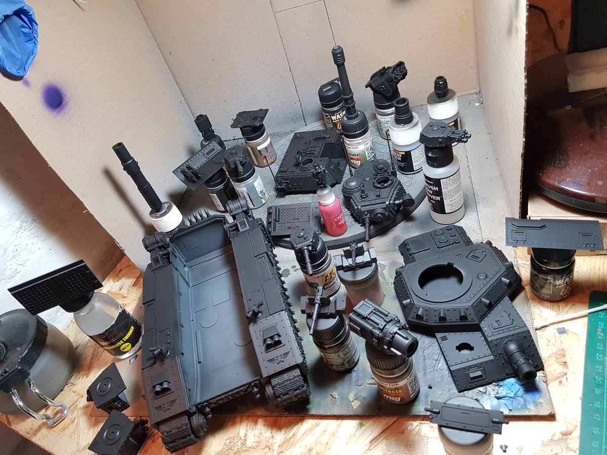 OrcadesW's tweet photo. It's #wipwednesday #Warmongers! I thought it was actually #tankwednesday, but whatever. Here's progress on my Octablade - will let the primer cure overnight and hit it with the dark green base layer tomorrow after work. #warhammer40k https://t.co/BRRbV6xBXh
