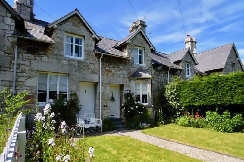 MGYCardiff's tweet photo. Beyond the Pale | This Denbigh cottage has an almost completely white interior. People with kids or pets look away now. https://t.co/ExWC45LncC via @WalesOnline | Find a pristine property to rent in Cardiff: https://t.co/bMKYCeR69Q #Renting #RentinCardiff #MGYtenants https://t.co/xtUIKjxq49