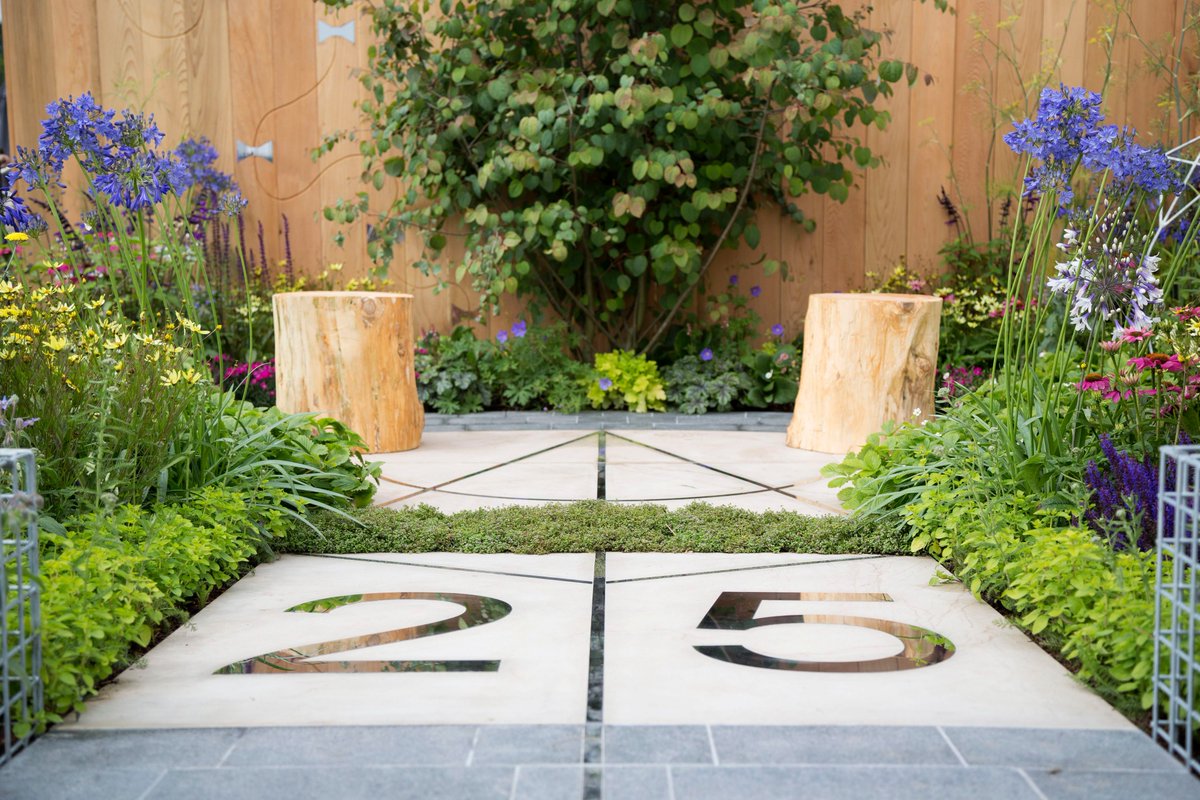 TheCheshGarden's tweet photo. Lots of visitors at #LetsGoFlyAKite #backtoback garden at #RHSTatton today. If you love our garden and would like to help @childrentoday increase awareness of their great work for children with disabilities - vote in the People's Choice Award by visiting https://t.co/OC5pxowEB9 https://t.co/85PHJ3kC8c