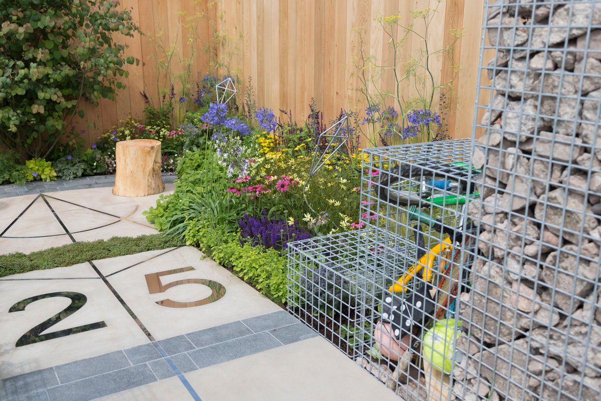 TheCheshGarden's tweet photo. Lots of visitors at #LetsGoFlyAKite #backtoback garden at #RHSTatton today. If you love our garden and would like to help @childrentoday increase awareness of their great work for children with disabilities - vote in the People's Choice Award by visiting https://t.co/OC5pxowEB9 https://t.co/85PHJ3kC8c