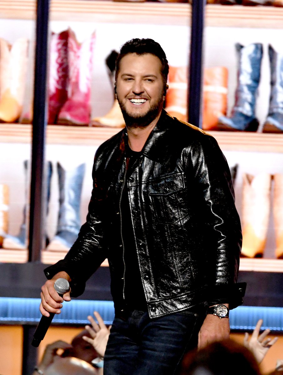ACMawards's tweet photo. Happy Birthday to 8x #ACMawards winner, @LukeBryanOnline! Who's excited for his upcoming #FarmTour2019? 🙋‍♀️🙋‍♂️ https://t.co/26yfQTsDUX