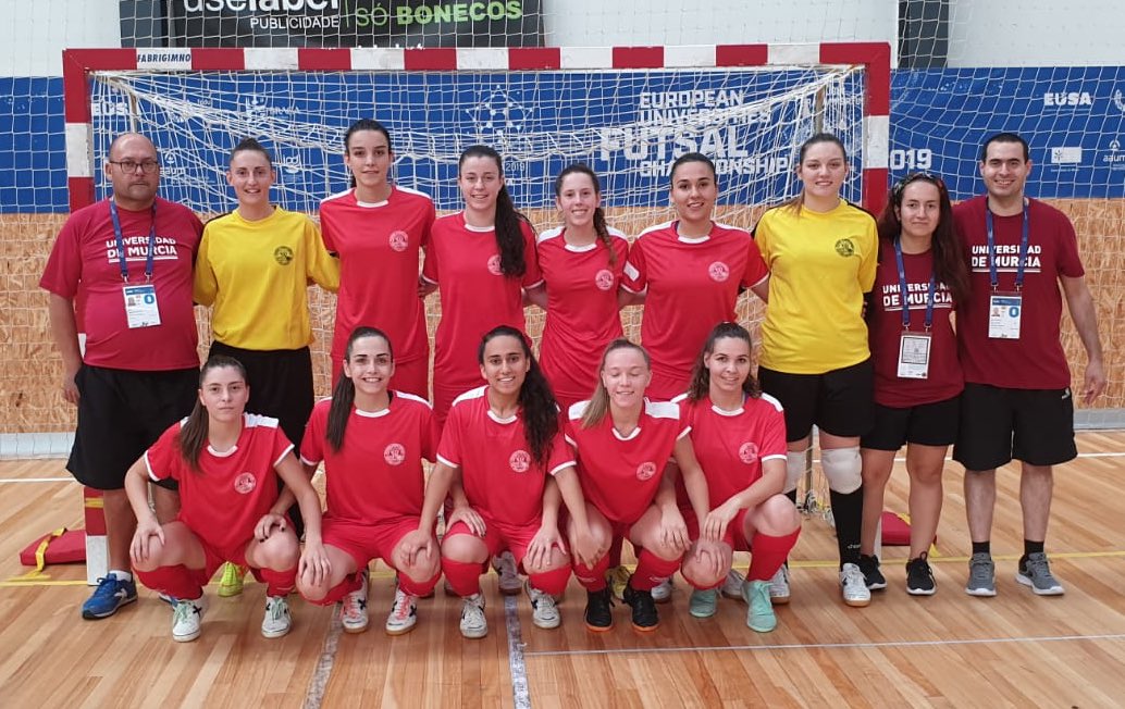 UMUdeportes's tweet photo. 🏆✅ ¡Victoria de la Universidad de Murcia♥️ en el primer encuentro del Campeonato de Europa Universitario 2019 @EUSAFutsal !

Grupo C ➡️ @UMU (🇪🇸) 5-3 Universidad Oporto🇵🇹

⚽️ Goles: @BetCarrasco @AngelaGorriz #LeiredelCampo

#GoUMU #SomosUMU #OrgulloUMU #EUCFutsal2019 https://t.co/75Z0KvSAdH
