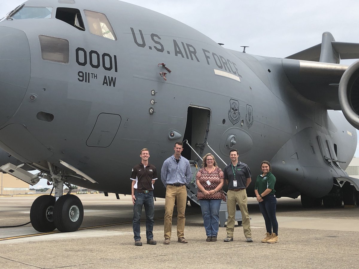 thebiggreenw's tweet photo. We've been busy constructing the new C-17 hangar for @911_AirliftWing, and today we were grateful to get an exclusive look at the impressive C-17 aircraft! #WalshAtWork #911AW #Pittsburgh https://t.co/aPdxNm98bm