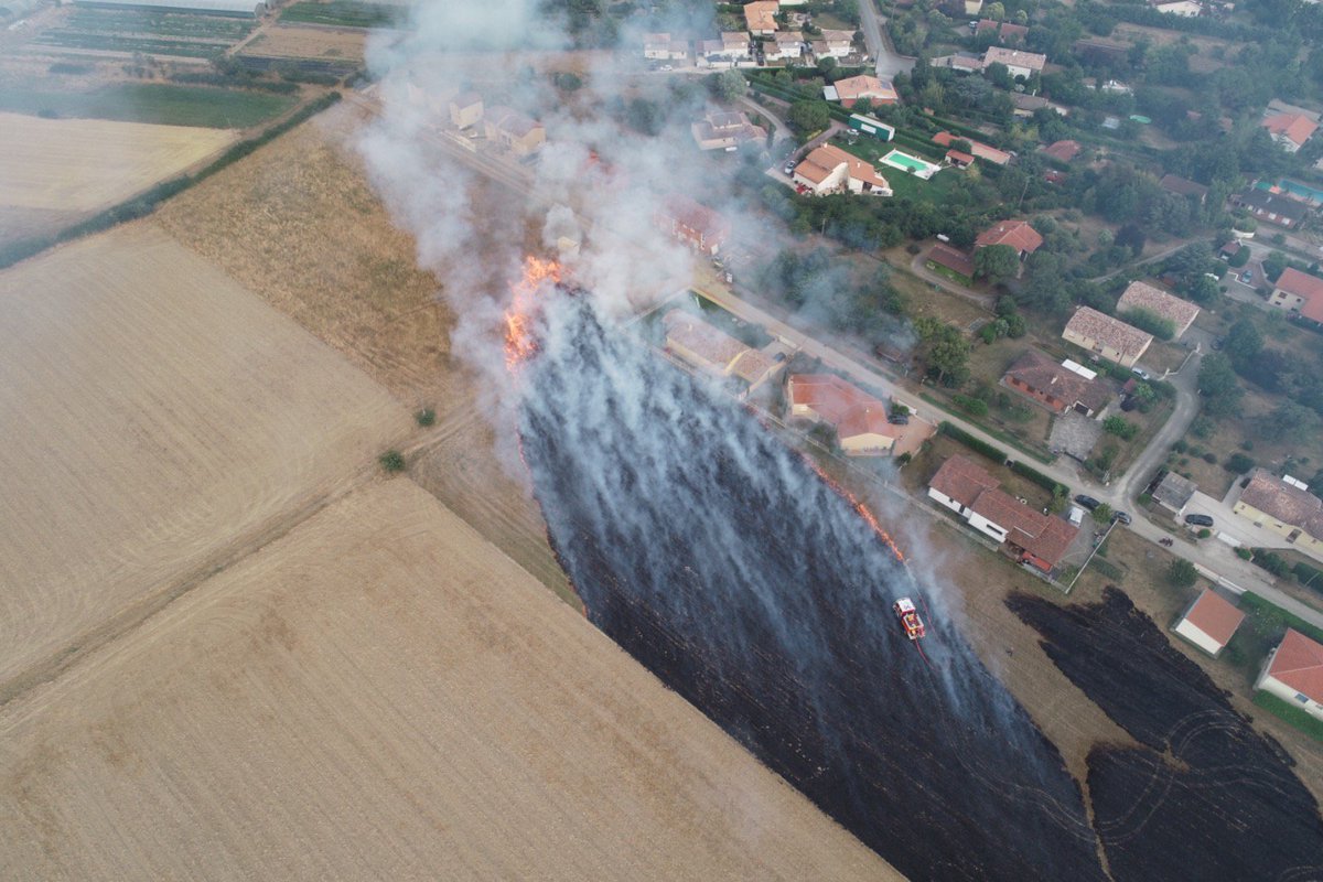 sdis31officiel's tweet photo. Ce soir les secours du @sdis31officiel ont été engagés pour 2 feux de récoltes sur la commune de Mondonville. Une douzaine de véhicules (dont 2 du @Sdis32 ) et 50 #SP mobilisés rapidement ont permis de limiter le feu à moins de 40 hectares et de protéger plusieurs habitations. https://t.co/aYYcpSYSV8