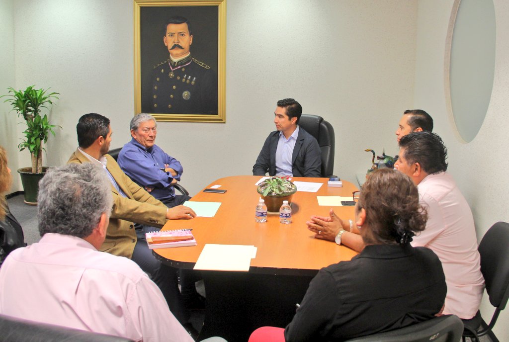 PLANEACIONOax_'s tweet photo. El Coordinador Gral. @JavierLazcanoV y el Pdte Carlos Guzmán de la @CANACINTRA_Oaxa platicaron sobre proyectos y estrategias que detonen los sectores productivos e industriales del Estado, reafirmando el compromiso del @GobOax por logar un #OaxacaProductivo. @alejandromurat https://t.co/HGHhJIkvZ6
