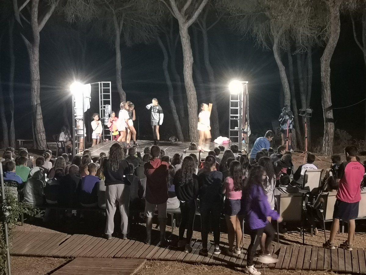 campusurteam's tweet photo. El campus está llegando a su final y con el un grupo de niñas no ofrecen un teatro que han ido preparando durante la semana 👌👌 #final #campusur19 #masquebaloncesto https://t.co/l2Zf7zxWPy