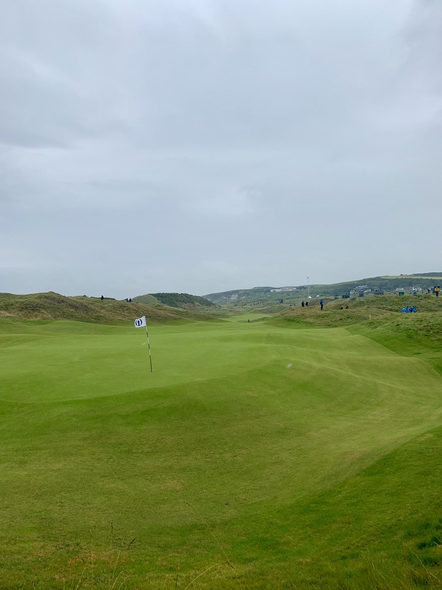 New 7th at Portrush looks impeccable! Back into a stiff breeze meant the big bunker was well in play off the tee. <a href="/AdrianLogue/">Adrian Logue</a> @the_woke_yolk The green undulations are NSFW 😍 #TheOpen