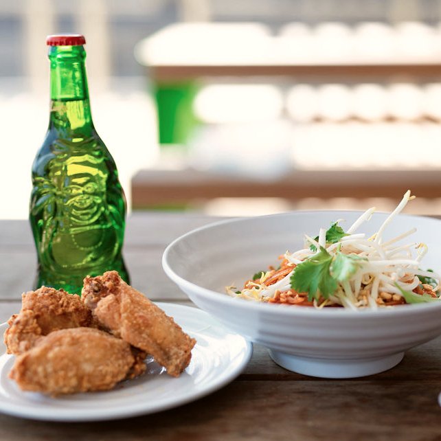 enjoymintnow's tweet photo. Enjoying chicken wings, Thai papaya salad, and beer on a Wednesday afternoon is LOVE.
#EnjoyMintKitchen #NikkyFeedingSouls #AsianMint https://t.co/NnNHy6rwa1
