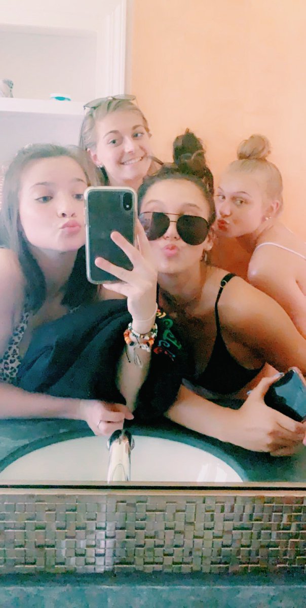 Ctromb3009's tweet photo. HAPPY BIRTHDAY EMMMM😻🌝😇🌞🌻⭐️✨ love you foreverrrrrr #samelevel https://t.co/3dm7FGqWeX