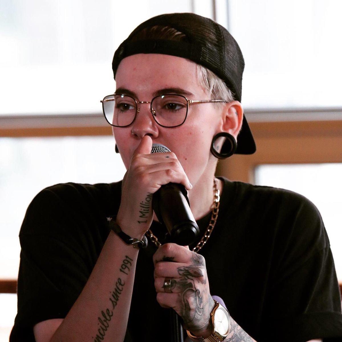 StingrayMusique's tweet image. #RoxaneBruneau a partagé une partie de son aprés-midi avec nous! Au programme: entrevue + performances enregistrées pour un nouvel épisode #PausePlay! 🎥 Le tout sera bientôt en ligne. En attendant, retrouvez son interprétation de "Notre belle démence" sur notre page Facebook!