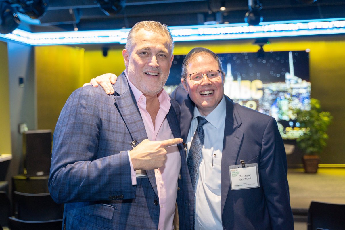 YSaftlas's tweet image. Last's night Executive Business Forum, hosted by @77WABCradio, @csuitenetwork &amp;amp; @BottomLineMG was a smashing success! Having all high powered executives come together in NYC's exclusive 77 WABC Stage 17, MC'd by radio star @JeffreyHayzlett &amp;amp; coordinated by his phenomenal team.