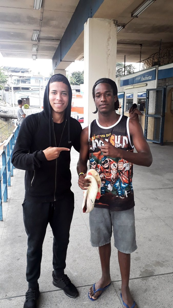 falavcjogador7's tweet photo. Como prometido, tá aí haha🤜🤛!!! Deus te abençoe meu amigo, não deixe que nada possa te empedir de sonhar. É noixxx 🙏⚽️
#humildadesempre #ajudeoproximo #pedirnaoévergonha #pedirénecessidade #humildadeprevalece #sonharnaocustanada https://t.co/E62CXSzg3G