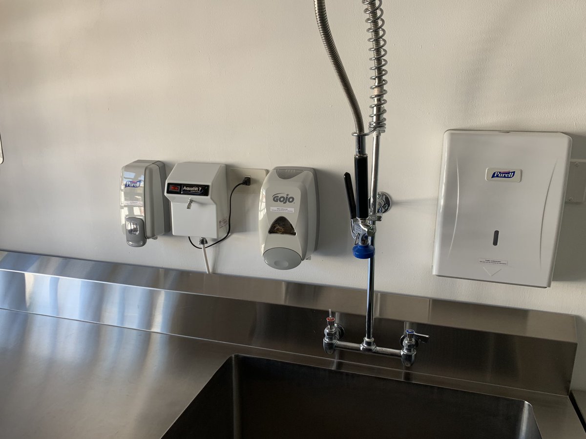 FalcosSa's tweet photo. Hoy la empresa FALCOS SA importador de Los guantes de látex y nitrilo marca KING dono con mucho gusto cajas de de guantes de nitrilo a la @jacintoconvit que viene realizando extraordinaria labor científica en pro de la investigación y salud vzlana. https://t.co/NQeF4twpu1
