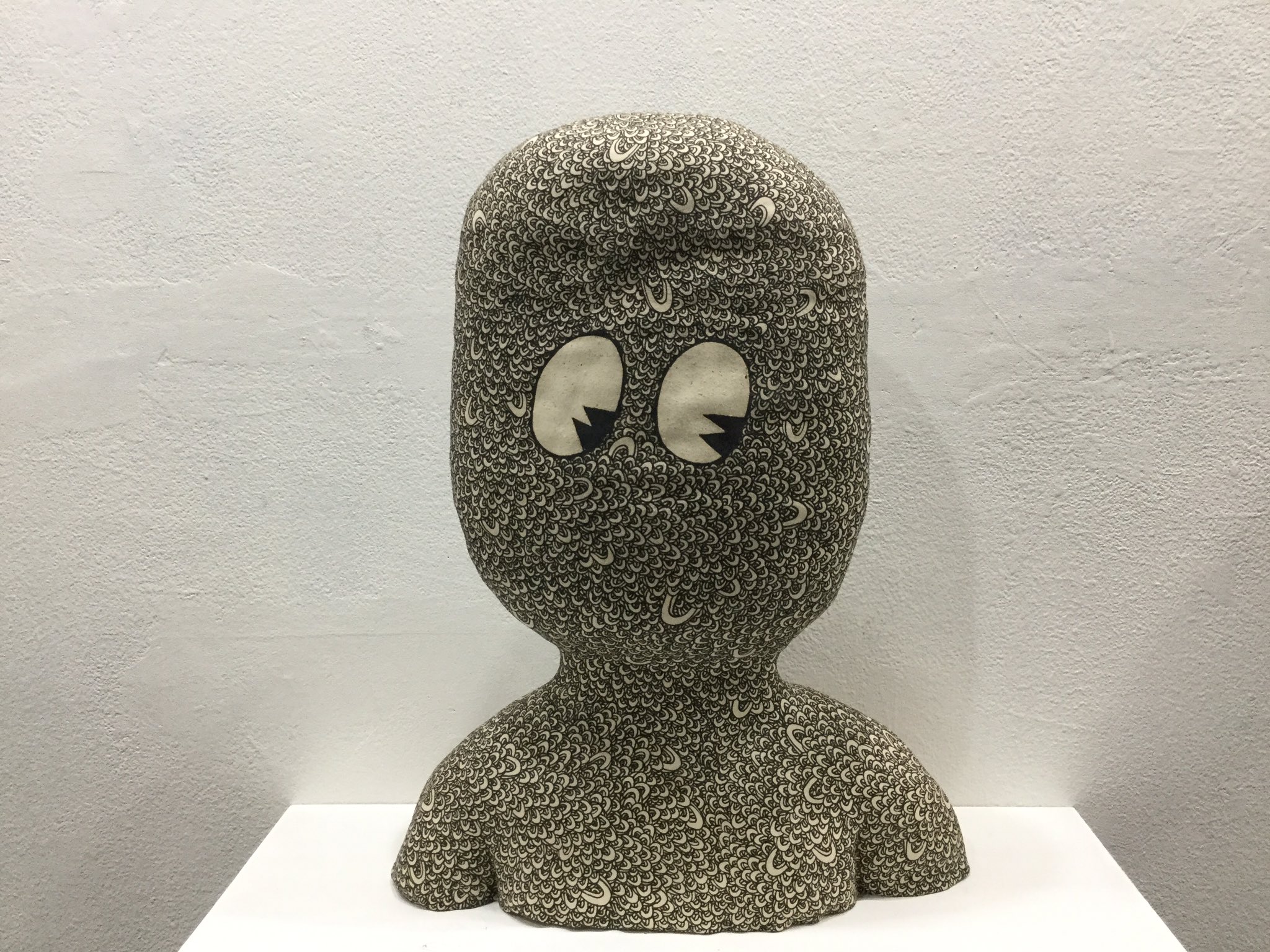 川中政宏 鈴木優作くんは 海外のパッケージのキャラクターなどの目をアイコンとして 自分の焼物に絵付けし 一見愛らしい キャラクターのその目の奥にある物を自分の分身でもある作品に宿している 愛知では手羽先原人としても有名 ワンダーピーポー Art